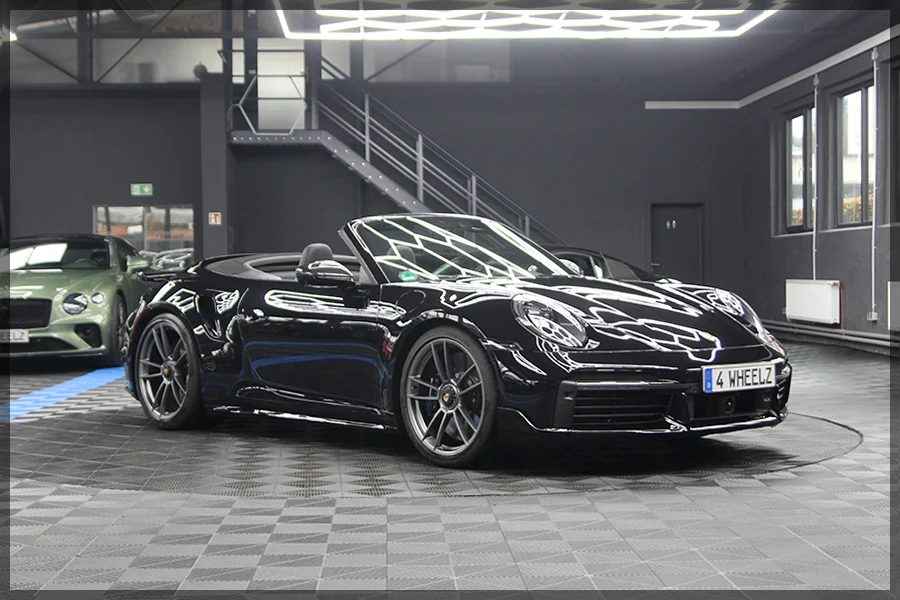 Porsche im Showroom