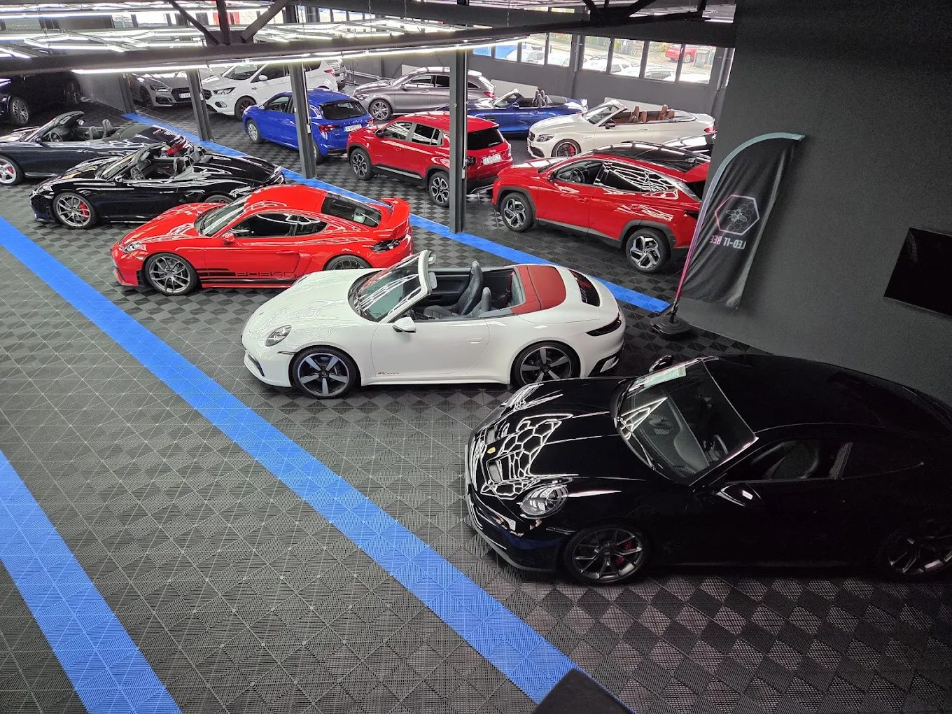 Showroom mit Sportwagen